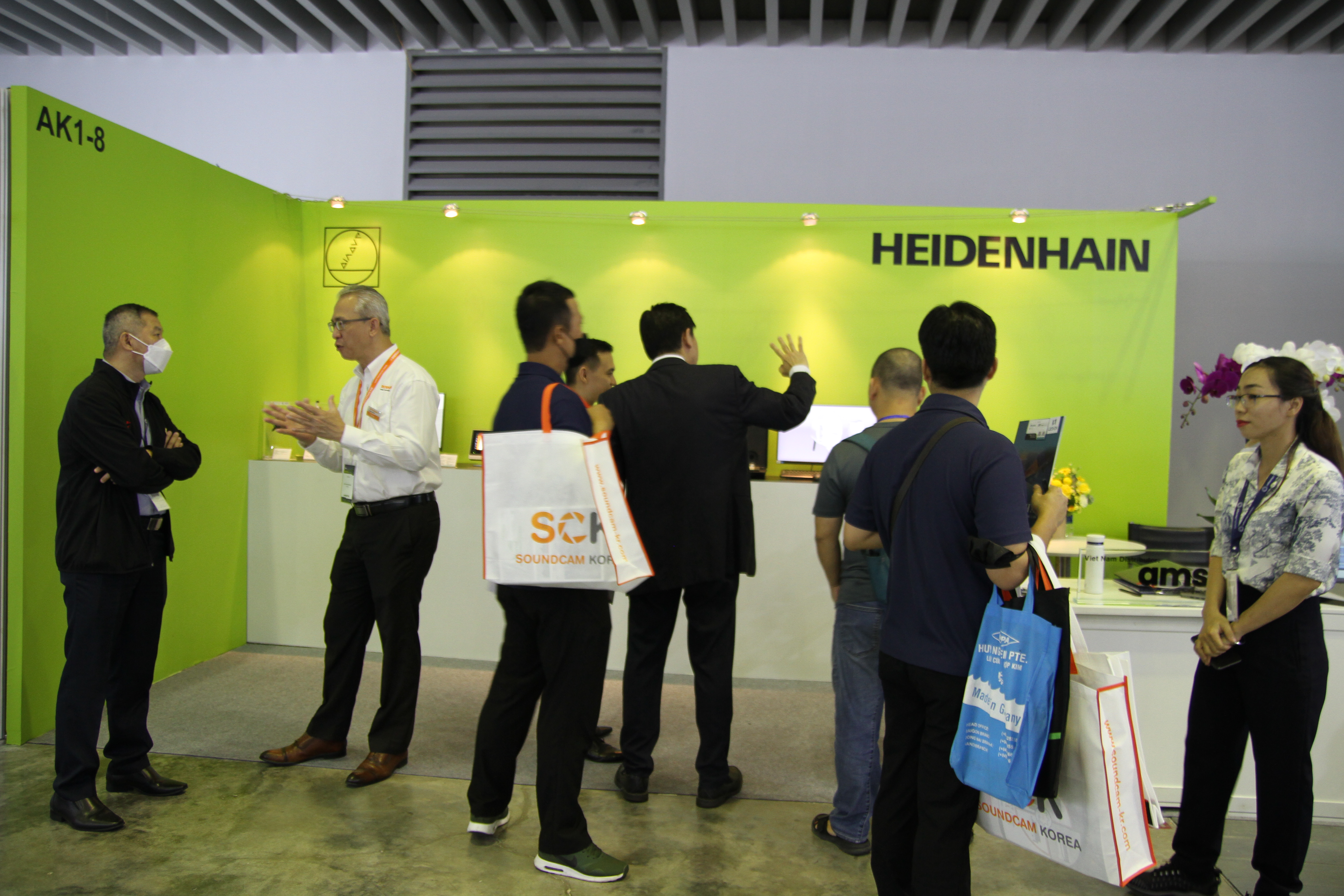 Visitors at HEIDENHAIN booth