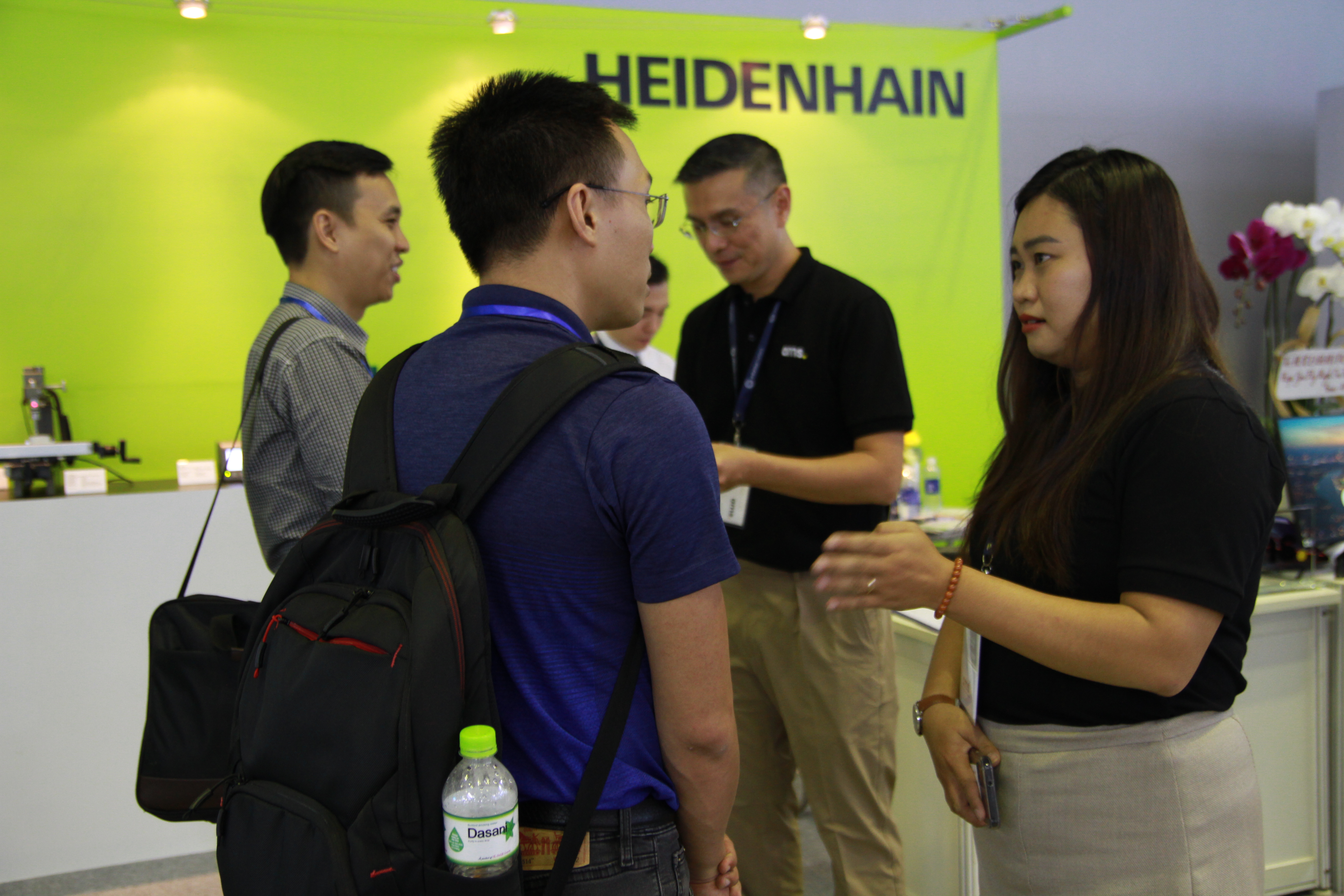 Customers discuss with businesses participating in the exhibition